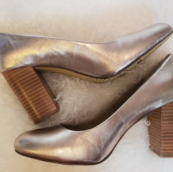 Pumps - Picture 2 of 6